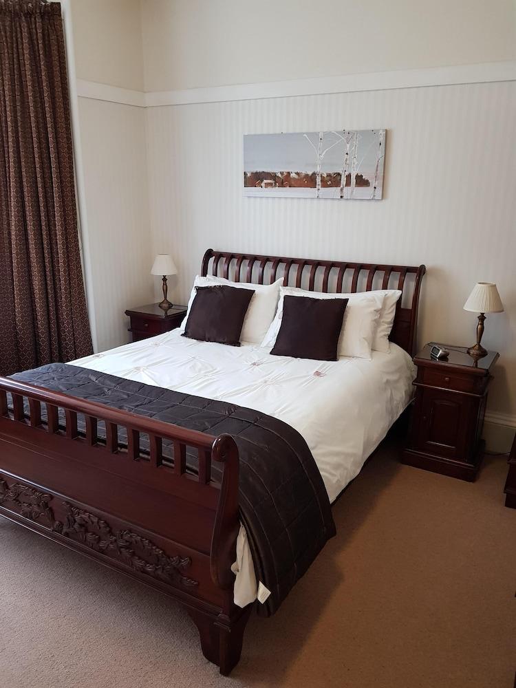 Hamilton House 4*